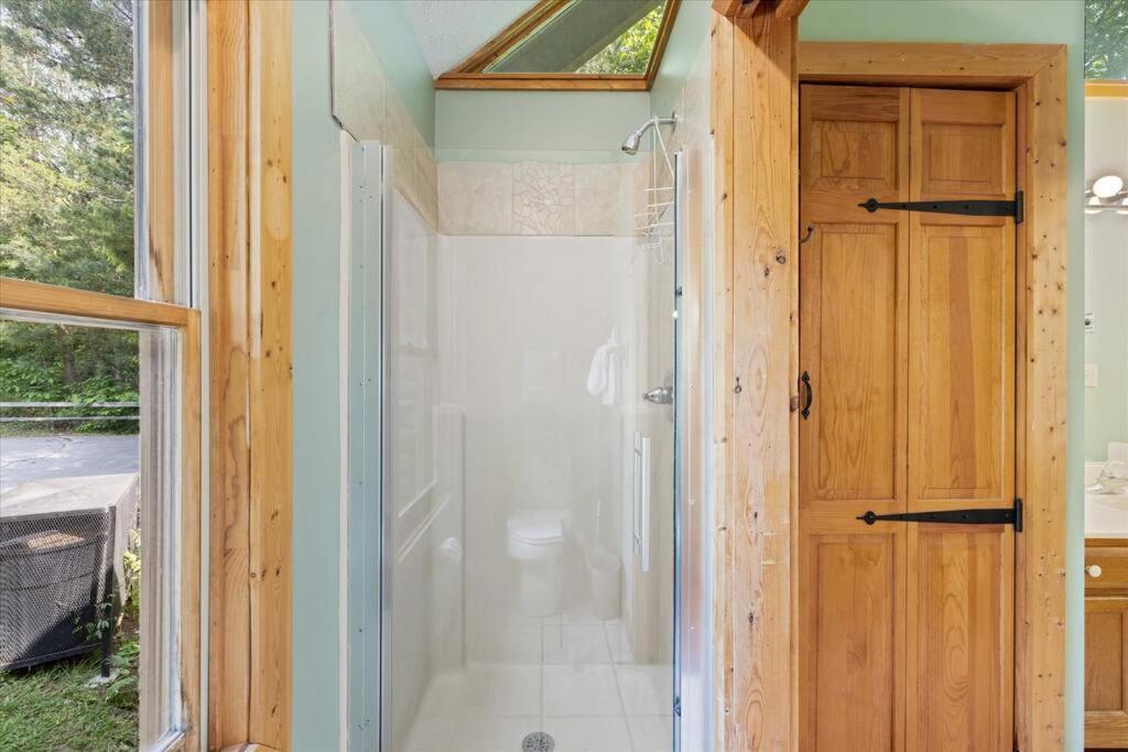 1 Min To The Parkway Spacious Cabin W 3 Suites And Extra Bedroom! Пиджен Фордж Екстериор снимка