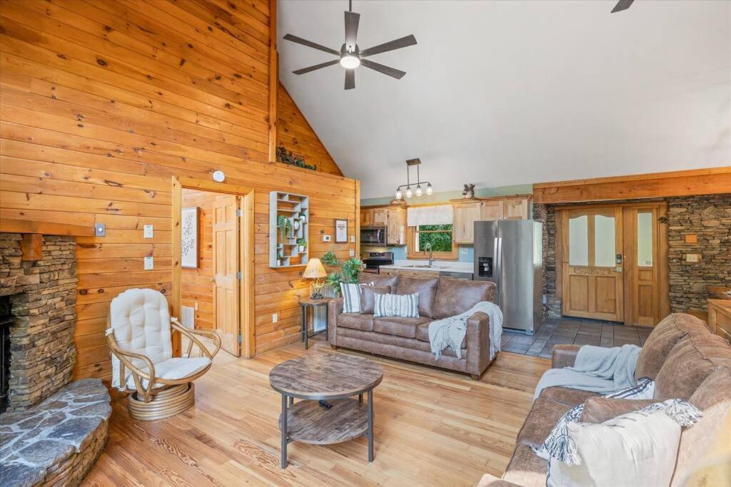 1 Min To The Parkway Spacious Cabin W 3 Suites And Extra Bedroom! Пиджен Фордж Екстериор снимка