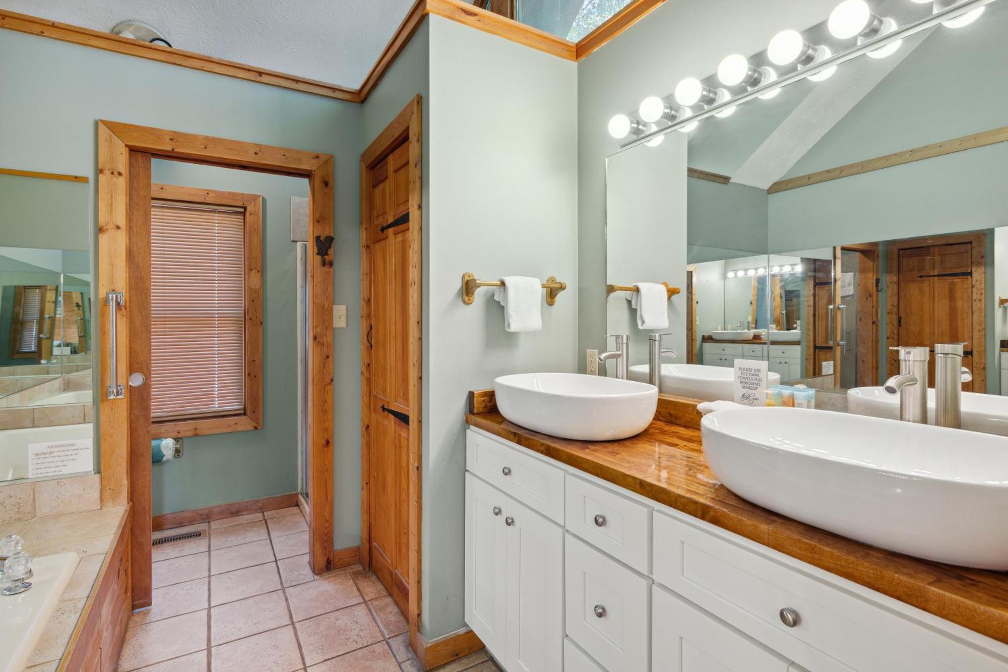 1 Min To The Parkway Spacious Cabin W 3 Suites And Extra Bedroom! Пиджен Фордж Екстериор снимка