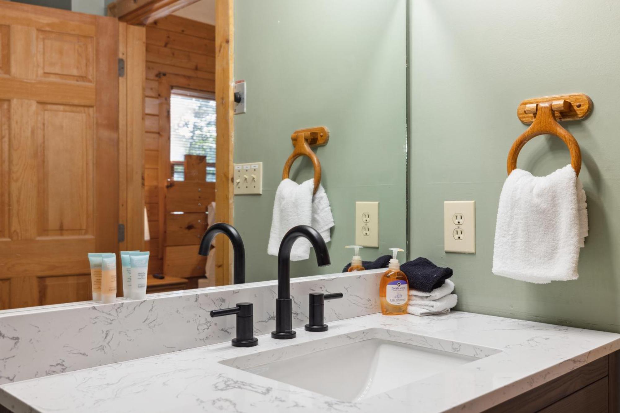 1 Min To The Parkway Spacious Cabin W 3 Suites And Extra Bedroom! Пиджен Фордж Екстериор снимка